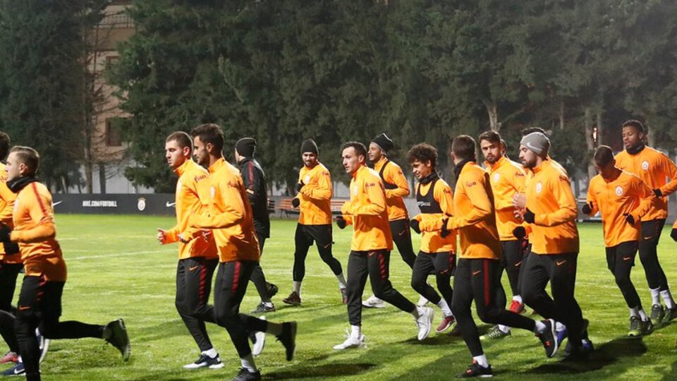 Galatasaray çalışmalara başladı! 2 isme kesik