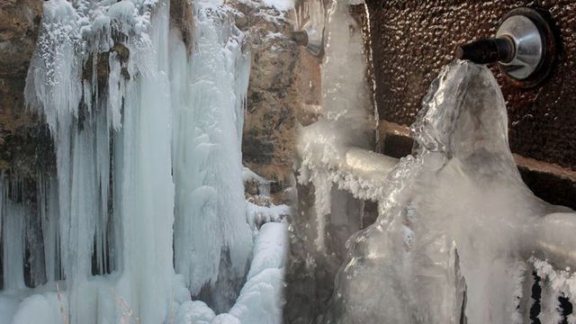 Erzurum ve Bayburt'ta hayat buz kesti