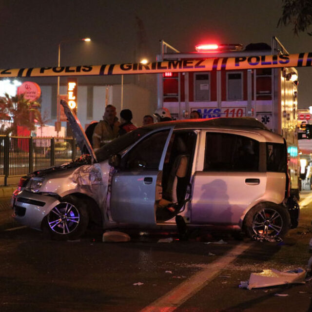 Otomobil refüjdeki direğe çarptı: 1 ölü, 2 yaralı