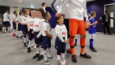 Premier Lig'de maskot çocuklardan para alan 'açgözlü kulüpler' tartışılıyor