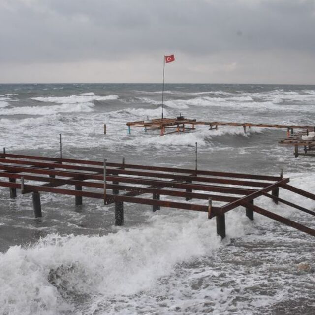 Kuzey Ege'de feribot seferlerine fırtına engeli