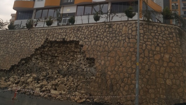 Tarsus'ta aşırı yağış sitenin taş dolgu duvarını yıktı