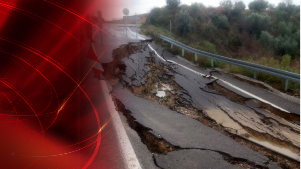 Yolda 2 metrelik göçük oluştu! Aşırı yağıştan yol çöktü!