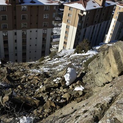 10 katlı binaya çarptı! Tehlike sürüyor...