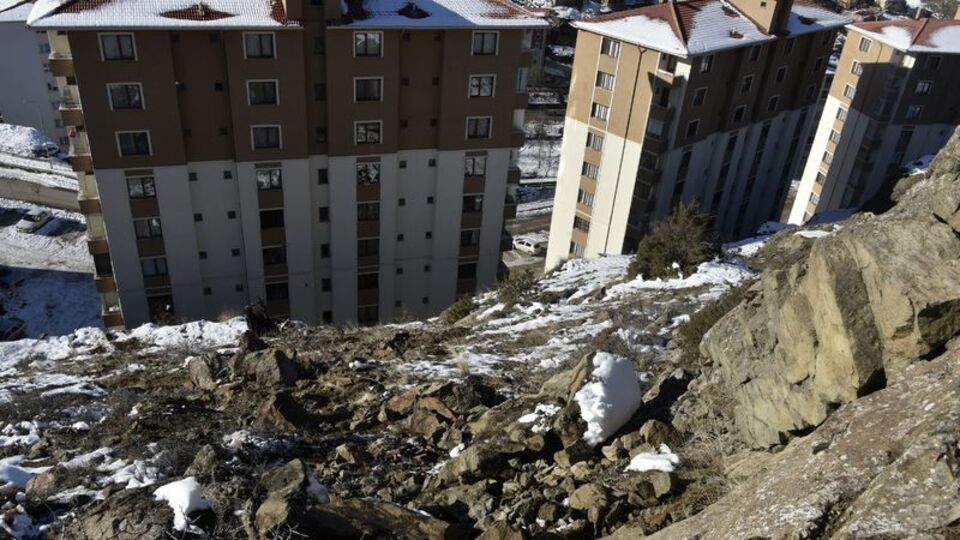 10 katlı binaya çarptı! Tehlike sürüyor...