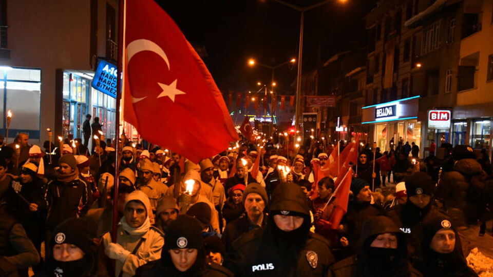 Binlerce kişi sıfırın altında 12 derecede yürüdü