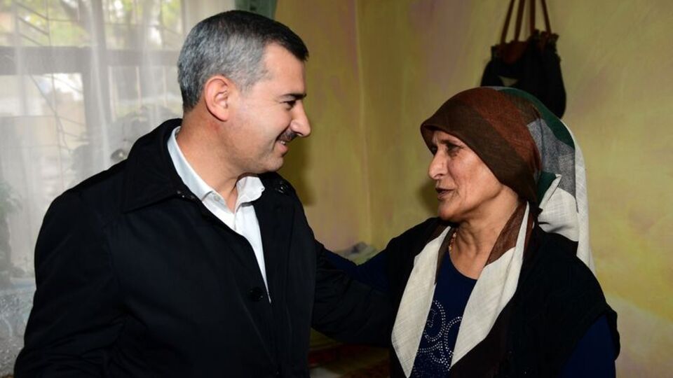 Ayakkabı boyacısı kadına destek