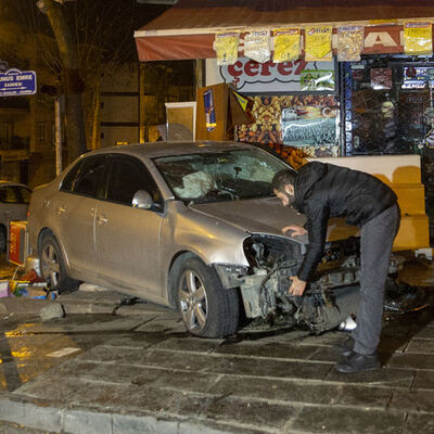 Önce sinyalizasyon direğine sonra iki dükkana çarptı