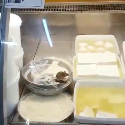 Şarküteri dolabında şoke eden görüntü!