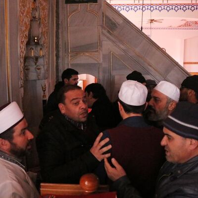 Cenazede gerginlik! İmama tepki gösterdiler