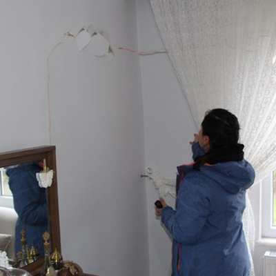 Korku ve endişe içindeler! Duvarlar çatladı! Binanın temeli ayrıldı!