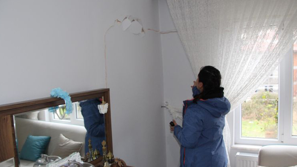 Korku ve endişe içindeler! Duvarlar çatladı! Binanın temeli ayrıldı!