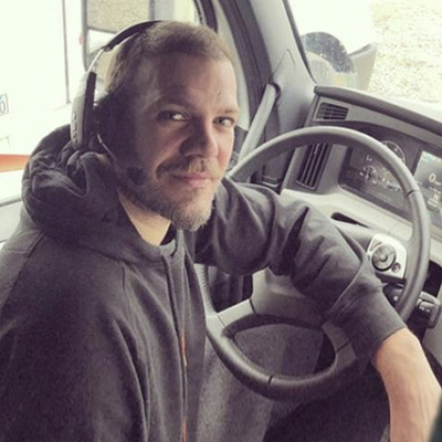 "Yere batsın sahte sevginiz!"