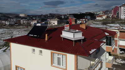 Evin çatısındaki mezarı gören şaşkına dönüyor