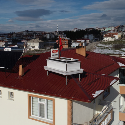 Evin çatısındaki mezarı gören şaşkına dönüyor