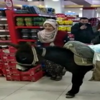 Görenler şaşkına döndü! Poşet parası vermemek için markete böyle geldi