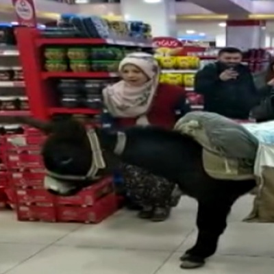 Görenler şaşkına döndü! Poşet parası vermemek için markete böyle geldi