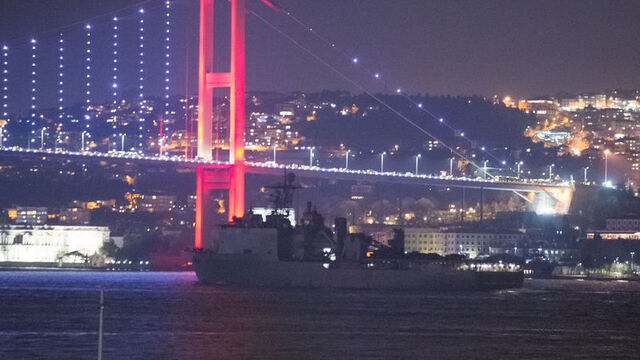 ABD savaş gemisi İstanbul Boğazı'ndan geçti