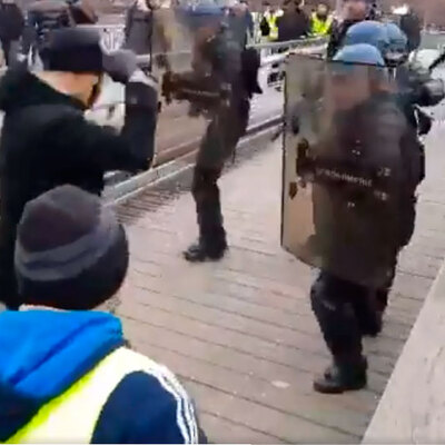 Fransız polisini yumruklayan gösterici şampiyon boksör çıktı