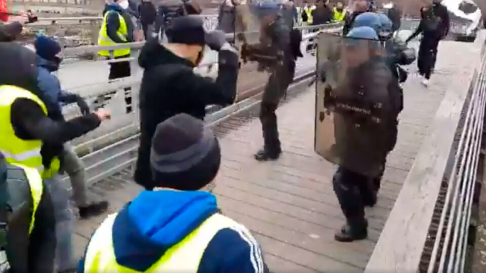 Fransız polisini yumruklayan gösterici şampiyon boksör çıktı