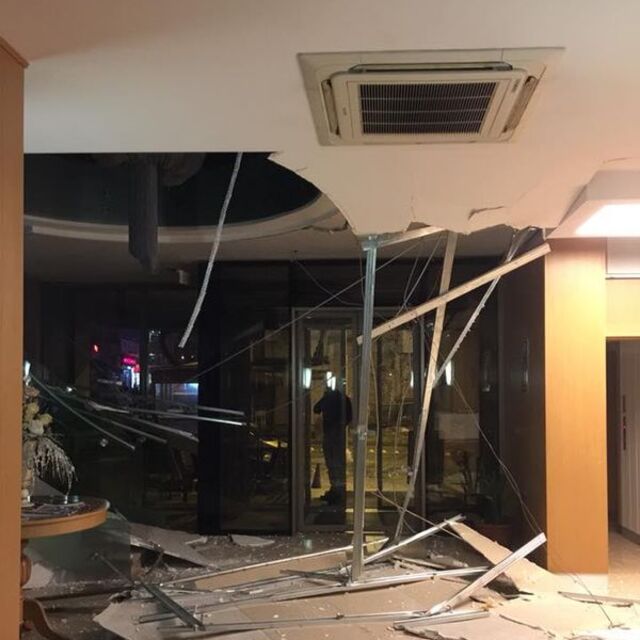 Otelin resepsiyonundaki asma tavan çöktü