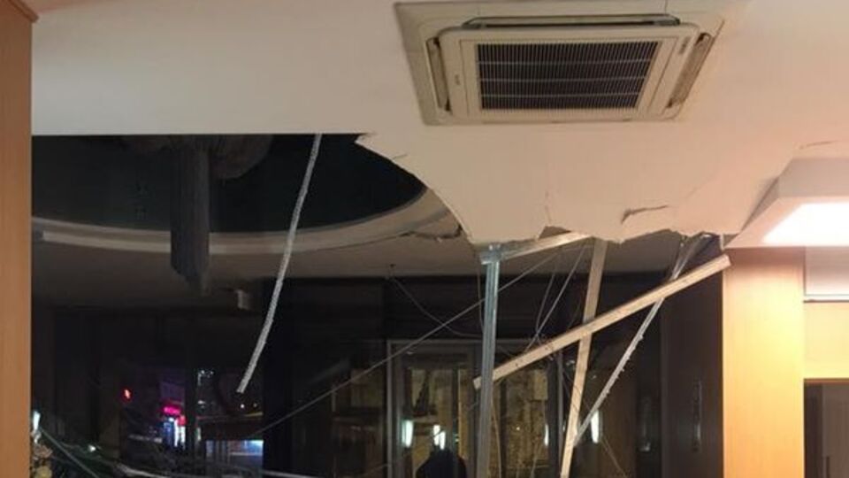 Otelin resepsiyonundaki asma tavan çöktü