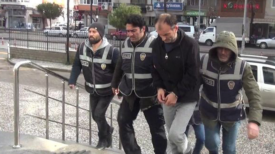 Tartıştığı eşini karnından ve göğsünden bıçaklayıp!