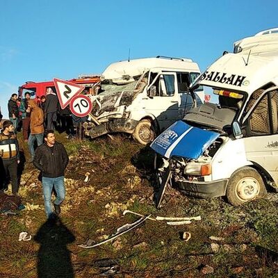 Öğrenci servisi ile işçi servisi çarpıştı: Ölü ve yaralılar var