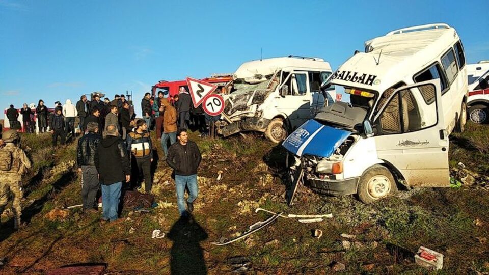 Öğrenci servisi ile işçi servisi çarpıştı: Ölü ve yaralılar var