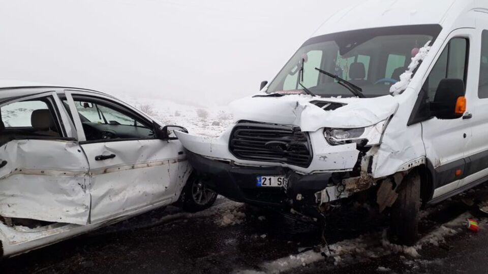 Yolun karşısına geçti! Kardeşinin aracına çarptı: 1 ölü, 10 yaralı!