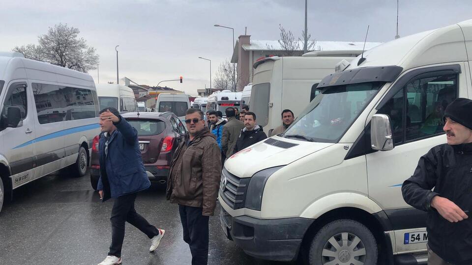 Minibüsçüler eylem yaptı, hastane yolu ulaşıma kapandı!