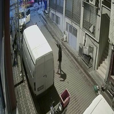 Sultangazi'de 'yan baktın' tartışması! Silahını çekti, yere ateşledi, sonunda pes etti