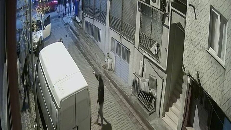 Sultangazi'de 'yan baktın' tartışması! Silahını çekti, yere ateşledi, sonunda pes etti
