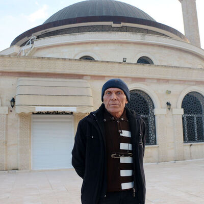 Boşanmaktan vazgeçen eşine tepki için kendi salasını okuttu