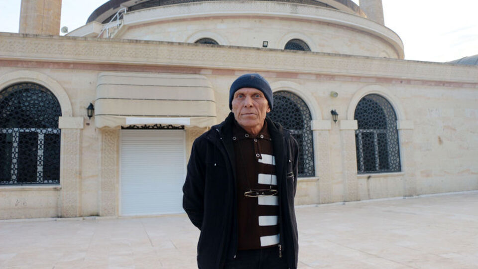 Boşanmaktan vazgeçen eşine tepki için kendi salasını okuttu