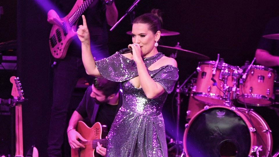 Demet Akalın sahnede ışıl ışıl