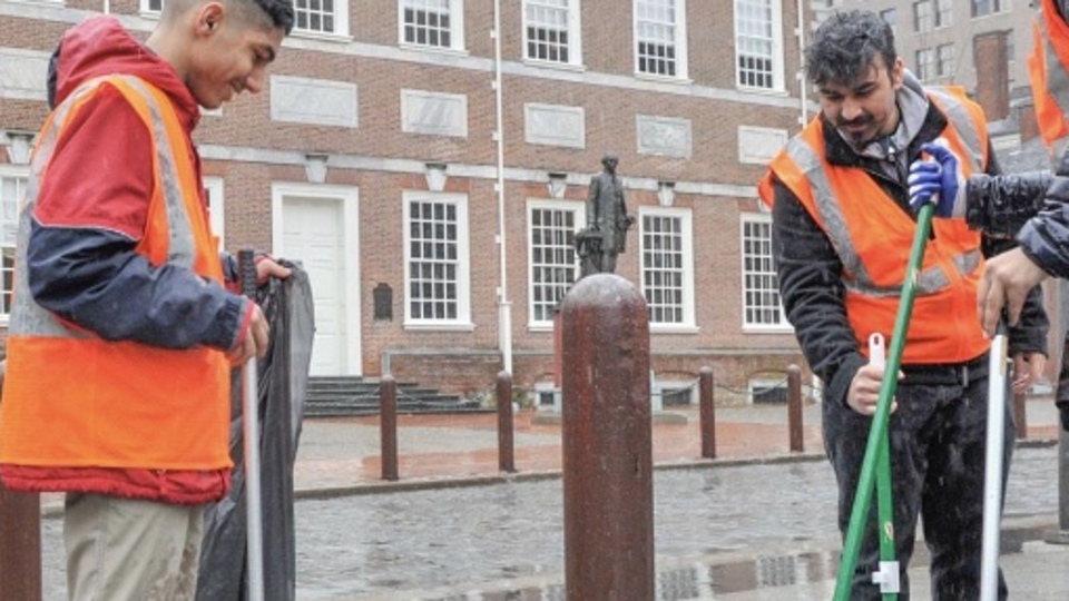 Trump hükümeti kapattı, çöpleri Müslümanlar topladı!