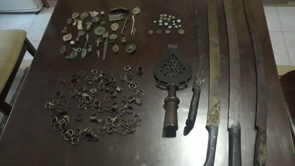 Tarihi eserleri internette satışa çıkarınca yakayı ele verdi