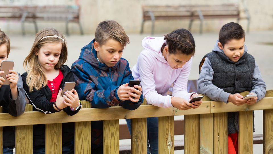 Çocuğunuza kaç yaşında telefon aldınız?