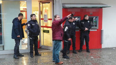 Emniyete 300 metre mesafede silahlı banka soygunu