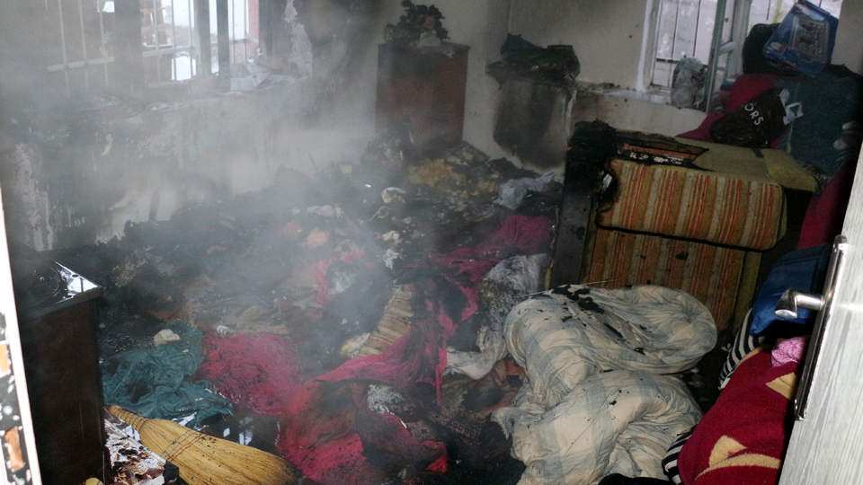 Annenin evde bıraktığı 3 kardeş ölümden döndü