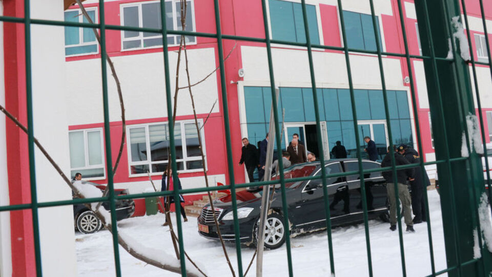 Gitar kutusundan çıkarıp vurdu!