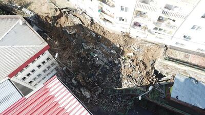 Eyüpsultan Devlet Hastanesi'nin istinat duvarı çöktü