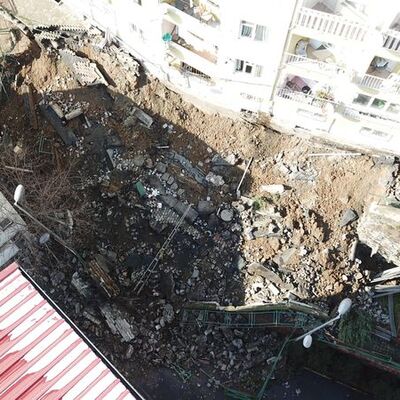 Eyüpsultan Devlet Hastanesi'nin istinat duvarı çöktü