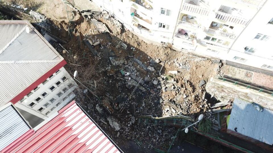 Eyüpsultan Devlet Hastanesi'nin istinat duvarı çöktü