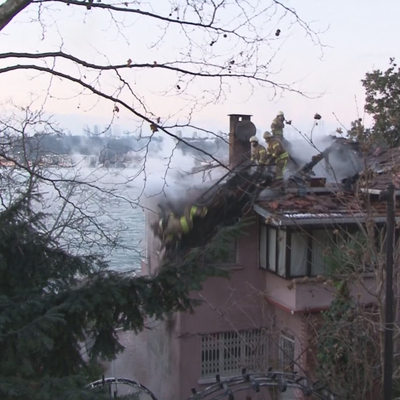 Korku dolu anlar! Yangına müdahale eden itfaiye eri...