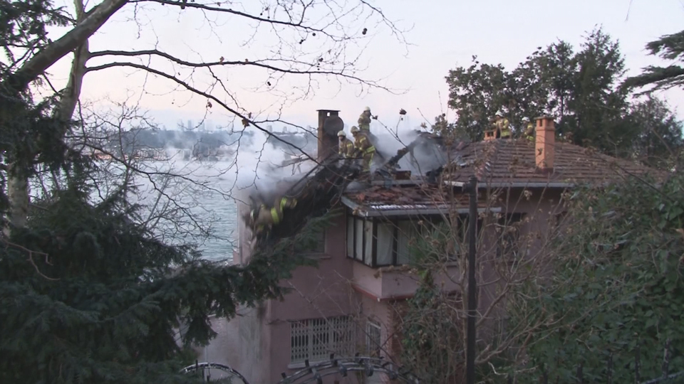 Korku dolu anlar! Yangına müdahale eden itfaiye eri...