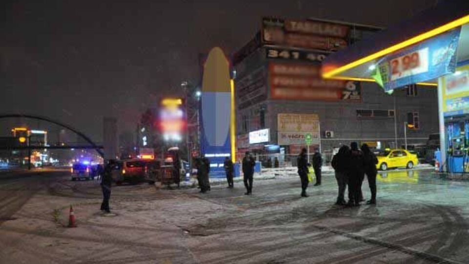 Arabasını tamir için geldi, seken kurşunla yaralandı