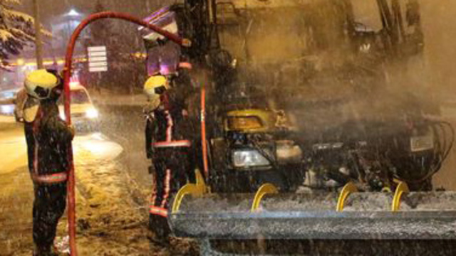 Kar küreme aracı bir anda alev aldı