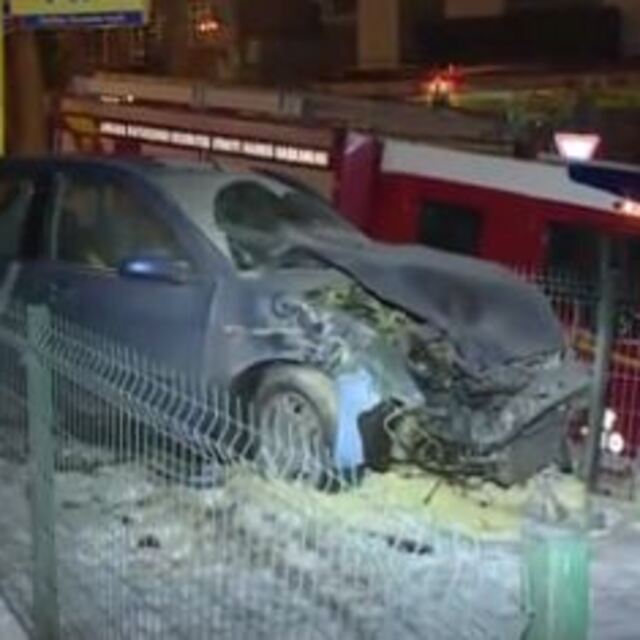 Kaza yapan otomobil alev aldı: 2 yaralı